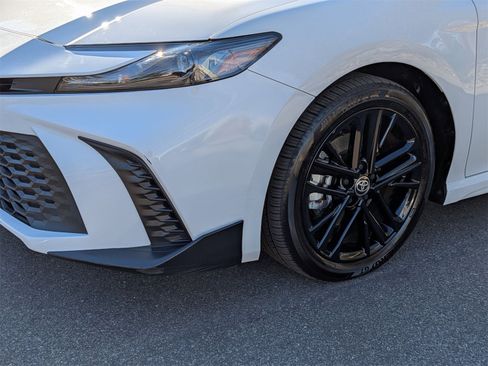 Used 2025 Toyota Camry SE image 9