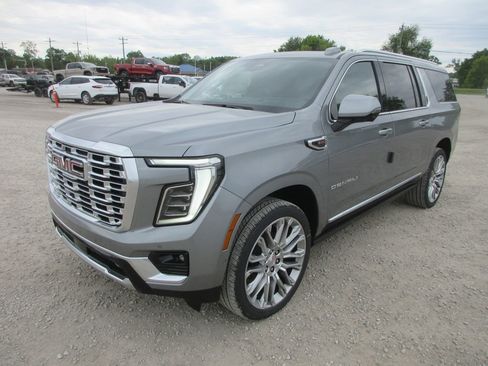 New 2026 GMC Yukon XL Denali w/ Denali Reserve Package AWD/4WD image 9