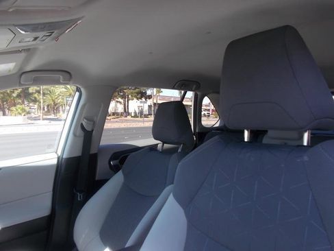 Used 2020 Toyota RAV4 XLE FWD image 16