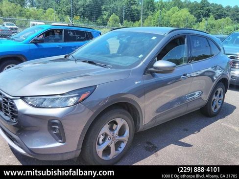 Used 2025 Ford Escape ST-Line Select AWD/4WD image 1