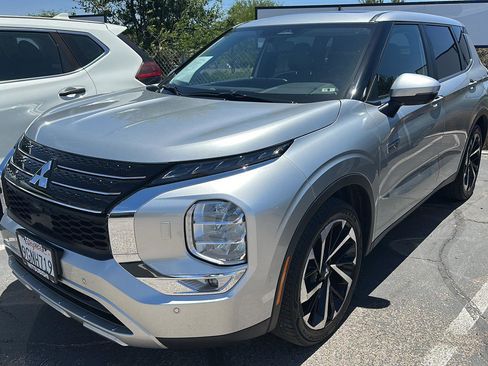 Used 2023 Mitsubishi Outlander 4WD Plug-In Hybrid image 2