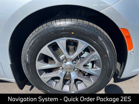 Used 2023 Chrysler Pacifica Pinnacle FWD image 12