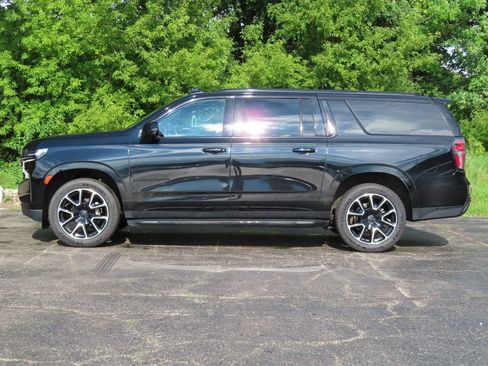 Certified 2024 Chevrolet Suburban RST w/ Luxury Package AWD/4WD image 7