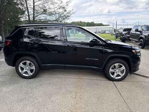 Used 2024 Jeep Compass Latitude AWD/4WD image 8