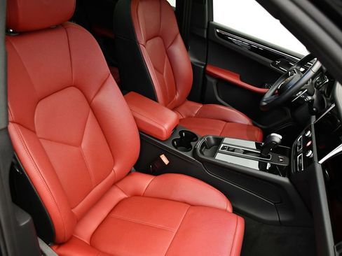 Used 2025 Porsche Macan image 51