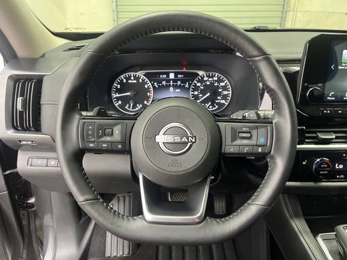 Used 2025 Nissan Pathfinder SL FWD image 17