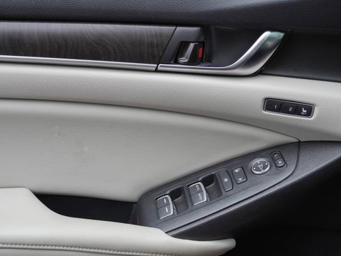 Used 2018 Honda Accord Touring image 13