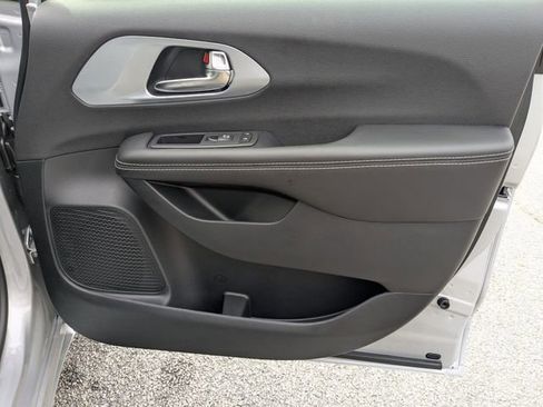 New 2026 Chrysler Pacifica Limited w/ Trailer Tow Group image 42