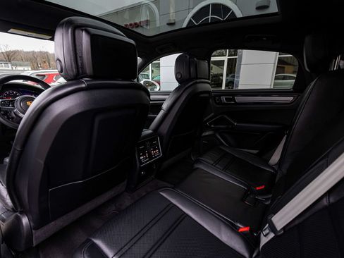 Used 2023 Porsche Cayenne Platinum Edition AWD/4WD image 31