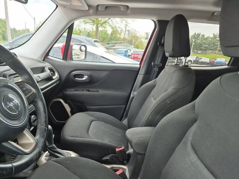 Used 2017 Jeep Renegade Latitude w/ Popular Equipment Group FWD image 3