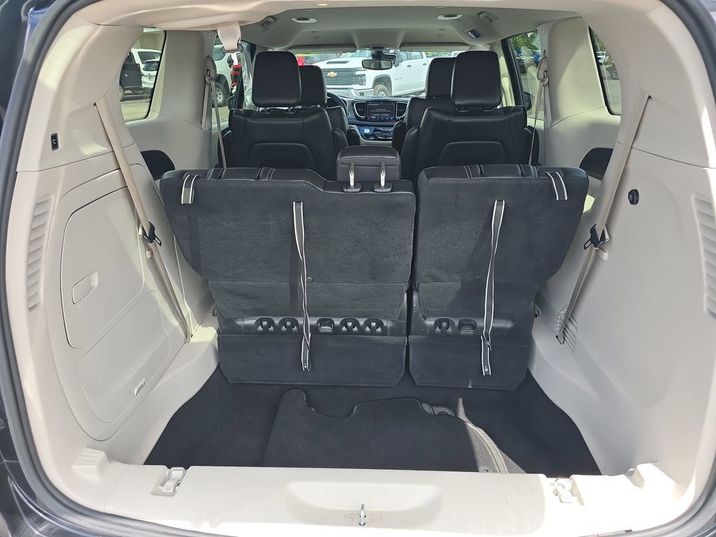 Used 2023 Chrysler Pacifica Touring-L FWD image 14