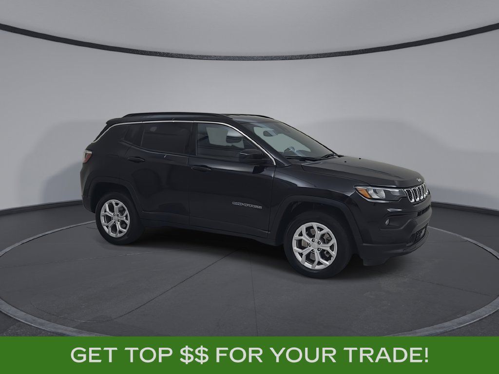 Used 2024 Jeep Compass Latitude AWD/4WD image 2