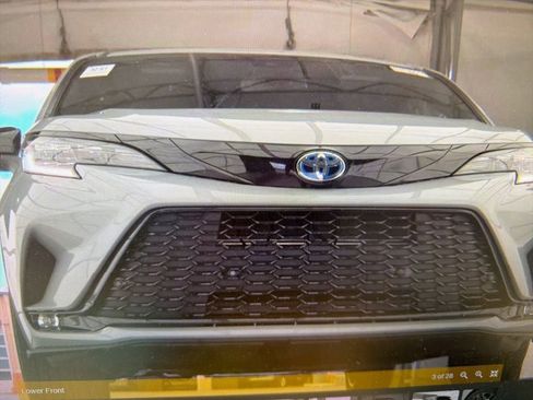 Used 2025 Toyota Sienna XSE FWD image 3