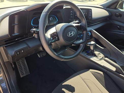 Used 2025 Hyundai Elantra Sport FWD image 13