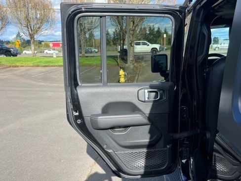 Used 2021 Jeep Wrangler Unlimited Sahara w/ Safety Group image 11