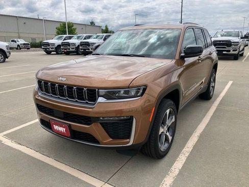 New 2026 Jeep Grand Cherokee Limited w/ Trailer Tow Package AWD/4WD image 3