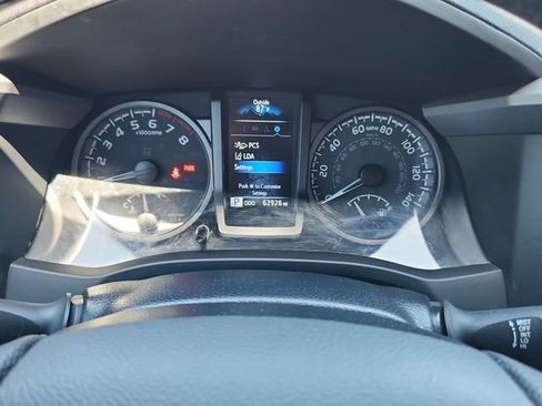 Used 2022 Toyota Tacoma TRD Off-Road AWD/4WD image 10