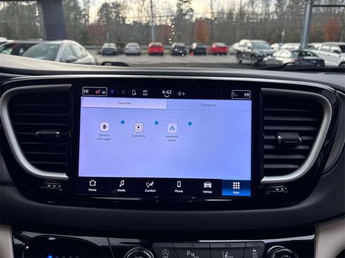 Used 2024 Chrysler Pacifica Touring-L image 29