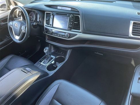 Used 2015 Toyota Highlander XLE image 13