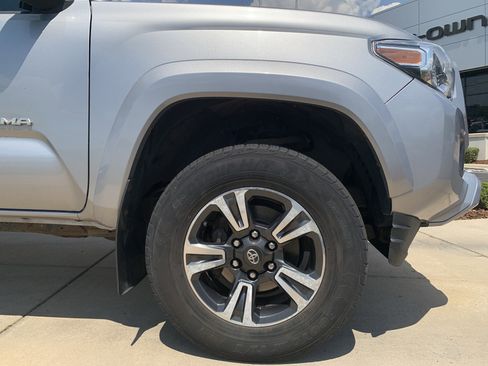 Used 2017 Toyota Tacoma TRD Sport w/ Tow Package RWD image 13