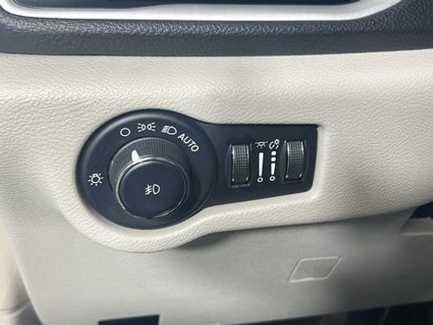 Used 2023 Chrysler Pacifica Touring-L FWD image 19