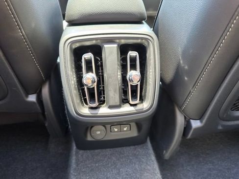 Used 2025 Volvo XC40 B5 Core AWD/4WD image 17
