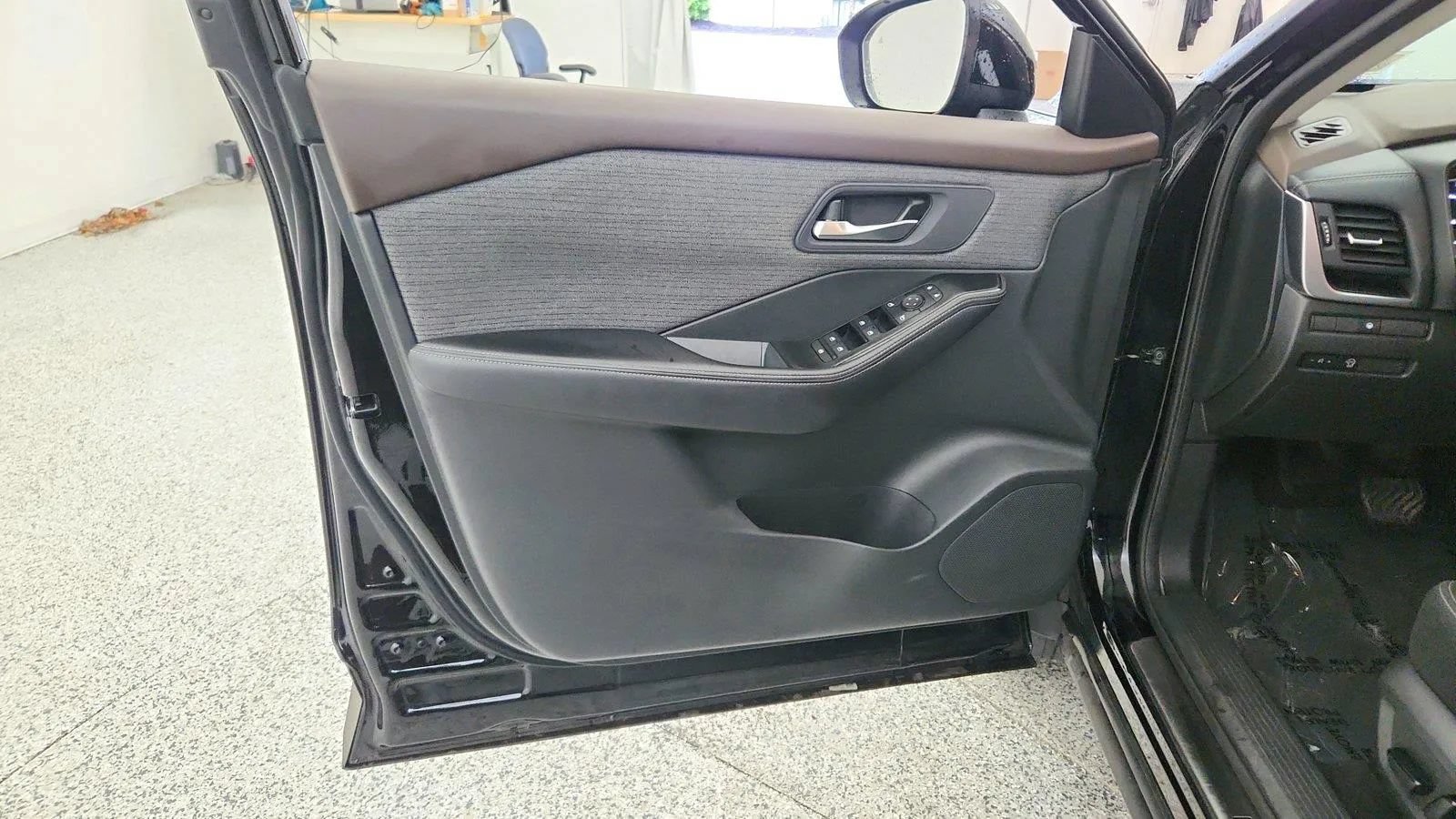 Used 2023 Nissan Rogue SV AWD/4WD image 23