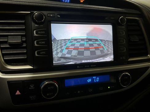 Used 2019 Toyota Highlander XLE AWD/4WD image 29