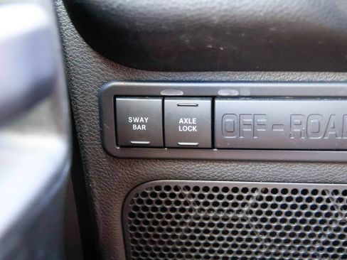Used 2018 Jeep Wrangler Unlimited Rubicon w/ Connectivity Group AWD/4WD image 17
