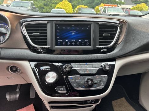 Used 2018 Chrysler Pacifica Touring-L FWD image 5