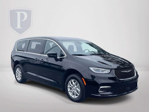 New 2026 Chrysler Pacifica Select image 2
