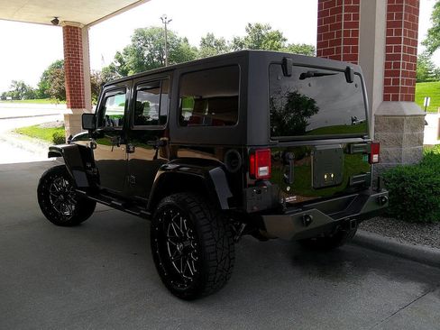 Used 2017 Jeep Wrangler Unlimited Sahara w/ Connectivity Group AWD/4WD image 7