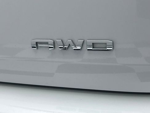 Used 2023 GMC Terrain SLT image 13