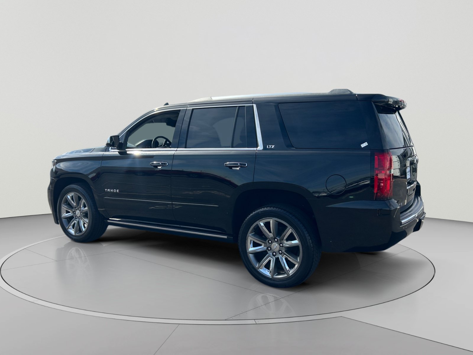 Used 2015 Chevrolet Tahoe LTZ RWD image 3