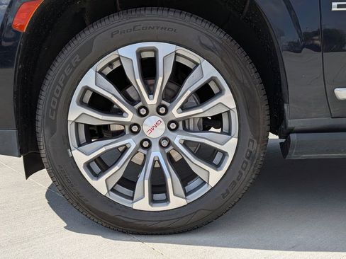 Used 2022 GMC Yukon Denali w/ Denali Premium Package AWD/4WD image 7