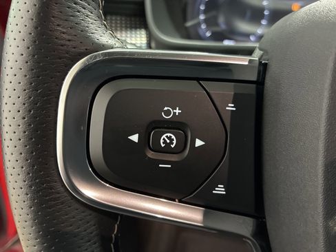 Used 2021 Volvo XC40 T5 R-Design w/ Advanced Package image 8