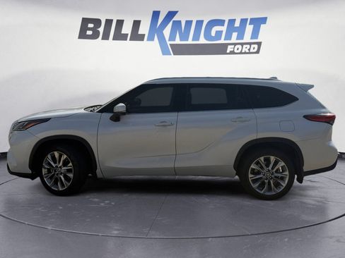 Used 2023 Toyota Highlander Limited AWD/4WD image 2