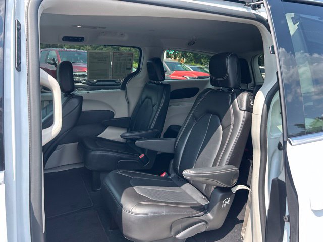 Used 2024 Chrysler Pacifica Touring-L FWD image 17