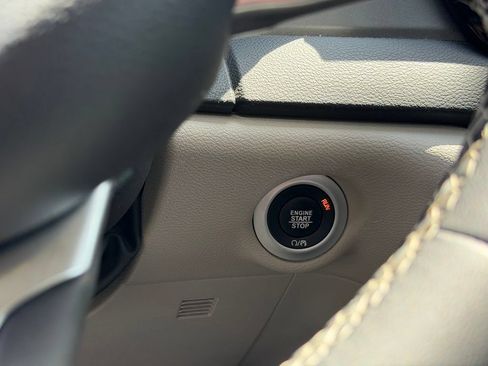 Used 2024 Chrysler Pacifica Touring-L FWD image 16