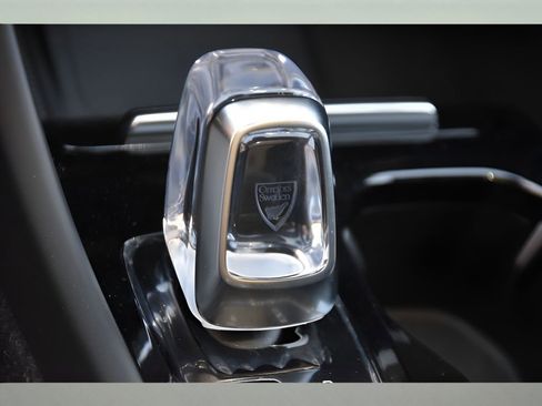 Certified 2025 Volvo XC40 B5 Plus w/ Protection Package Premier image 36