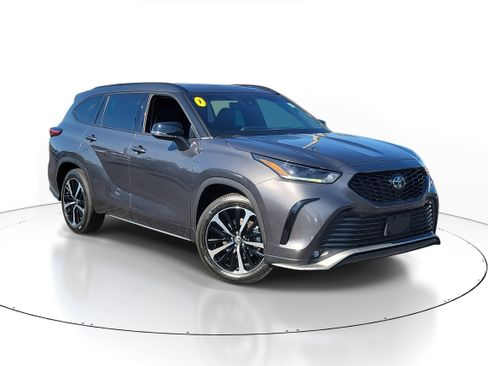 Used 2022 Toyota Highlander XSE image 2