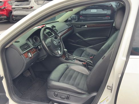 Used 2013 Volkswagen Passat TDI SEL Premium FWD image 12