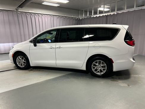 Used 2024 Chrysler Pacifica Touring-L FWD image 4
