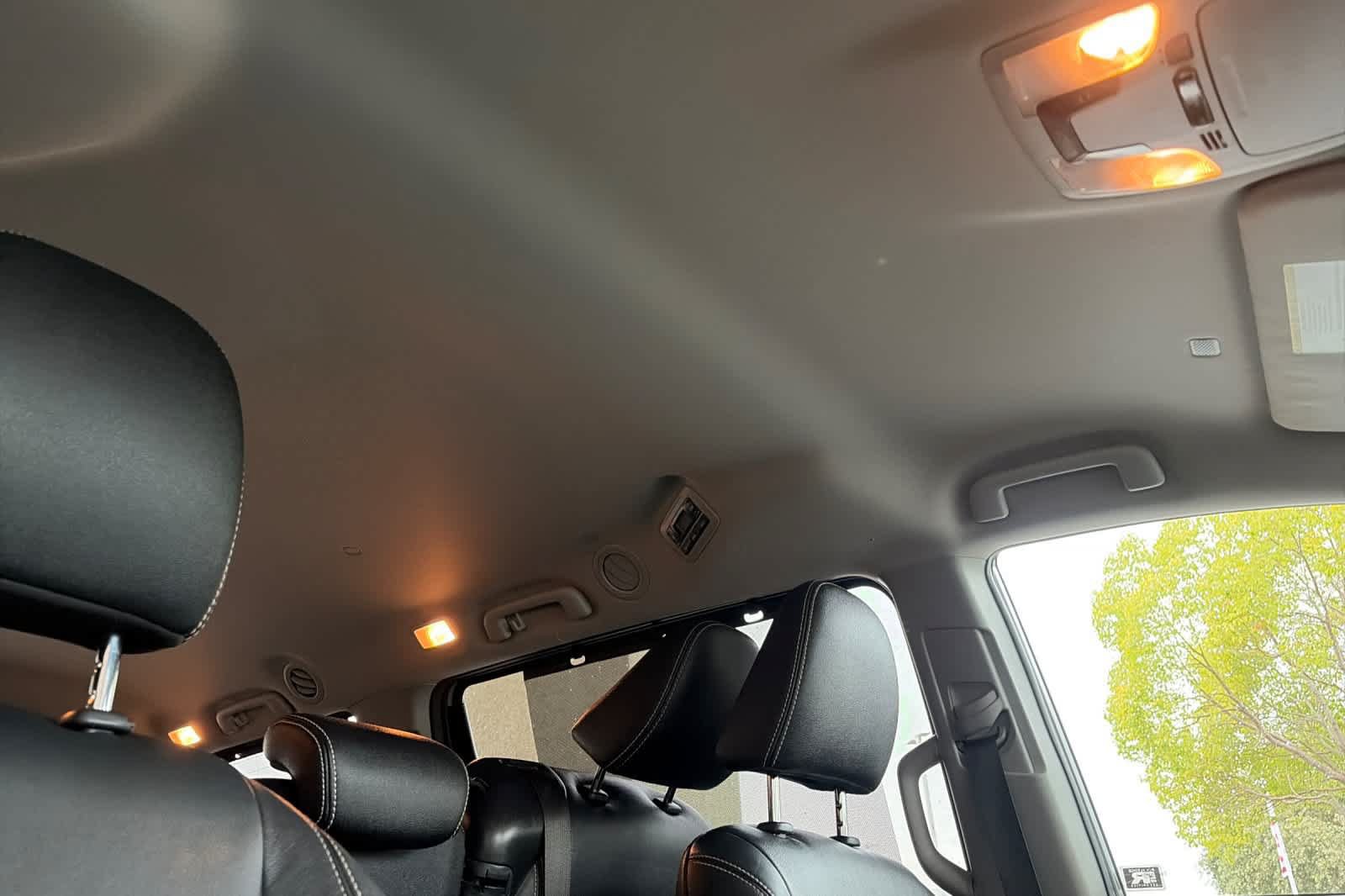 Used 2020 Toyota Sienna SE w/ Preferred Accessory Package FWD image 18