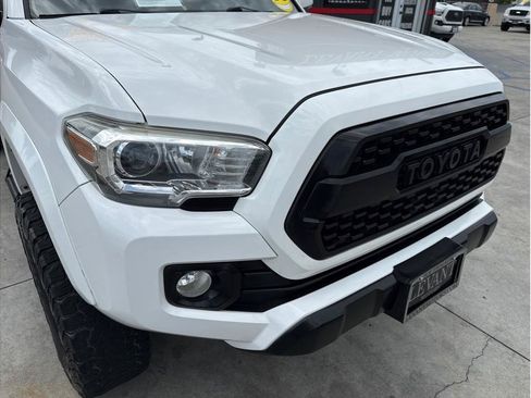 Used 2017 Toyota Tacoma SR5 w/ Tow Package RWD image 10
