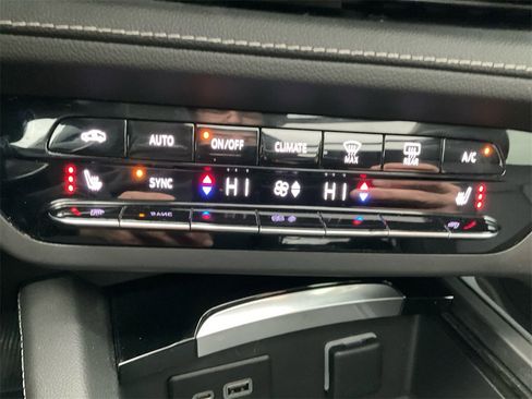 Used 2021 Buick Envision Essence w/ Sport Touring Package image 25