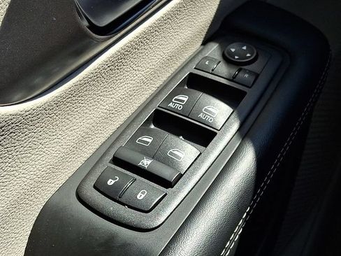 Used 2023 Chrysler Pacifica Touring-L FWD image 25