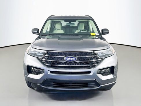Used 2023 Ford Explorer XLT image 2