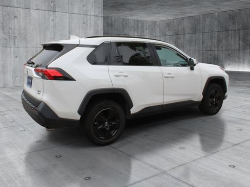 Used 2020 Toyota RAV4 XLE AWD/4WD image 8