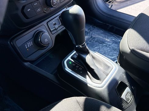 Used 2023 Jeep Renegade Latitude AWD/4WD image 13